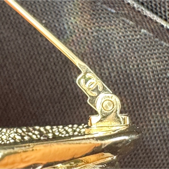 Chanel 22B GOLD HEART CC LOGO SMALL BROOCH CHARM PIN. - Picture 6 of 15